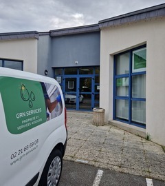 Photo des locaux et d'un véhicule de l'entreprise de nettoyage GRN Services sur le bassin rennais