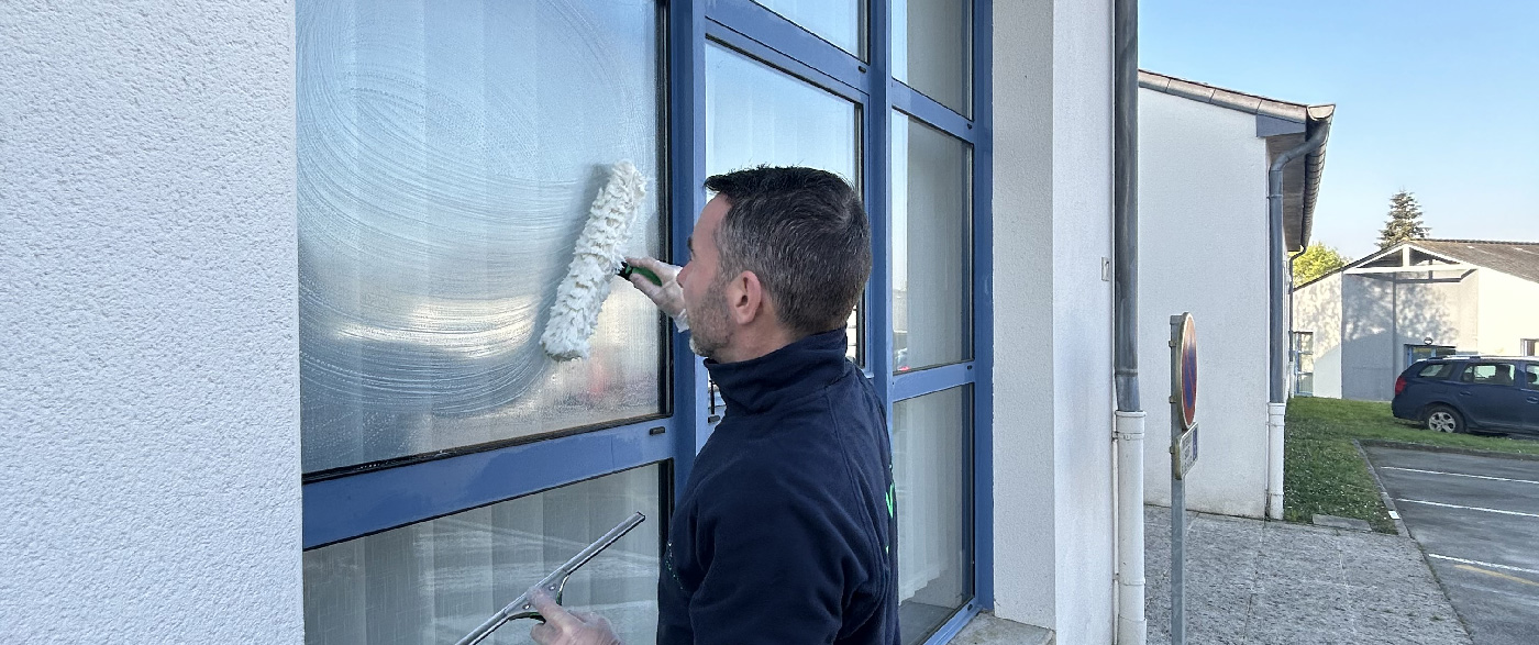 Nettoyage de vitres de locaux professionnels sur Châteaugiron, Noyal sur Vilaine, Rennes et sur le département d'Ille et Vilaine